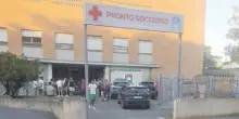 Il parente muore, trenta rom assaltano il pronto soccorso: pazienti in fuga, poi l'arrivo di polizia e carabinieri