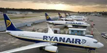 Ryanair, 10mila voli tagliati in inverno per il caro cherosene. E i prezzi dei biglietti potrebbero aumentare