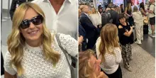 Giorgia Meloni in coda all'aeroporto, Fdi esalta il momento di normalit&agrave; della premier: &laquo;Che orgoglio&raquo;