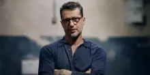 Fabrizio Corona aggredito e minacciato: &laquo;Faremo del male a Carlos&raquo;. Fermato il figlio 20enne di un noto giornalista tv