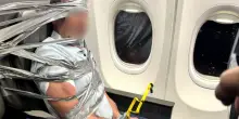 Follia in volo: passeggero tenta di strangolare il vicino e viene immobilizzato con nastro adesivo