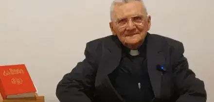 Un diamante blu dalle ceneri di un sacerdote: &laquo;Esponetelo in un luogo sacro per riflettere la luce di Dio&raquo;