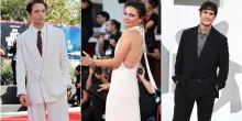 Venezia 2026, pagelle look di oggi: Jasmine Trinca splende, Louis Garrel non sbaglia. Pattinson e Waterhouse, eleganza di famiglia