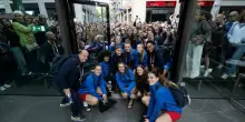 Italbasket, cinquecento tifosi in delirio davanti l'hotel a Berlino. Domani la partita contro gli Stati Uniti