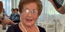 Nonna Angelina compie 100 anni e fa 700 km per festeggiare con tutta la famiglia: &laquo;Volevo abbracciare il mio ultimo pronipote. I regali? In beneficienza&raquo;