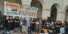 Sos rogo, corteo ?a lutto?: scatta l?ira dei giovani