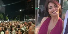 Lorena Isceri, migliaia alla fiaccolata sotto casa. La mamma e il fratello escono dal portone: lungo applauso