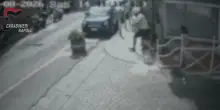 Napoli, ruba la borsa ad una donna e scappa in scooter: uomo di 48 anni arrestato dai carabinieri