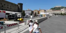 Napoli, tornano le opere d'arte in piazza Municipio: ecco Voyageur