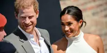Re Carlo "snobba" Harry e Meghan: &laquo;Non sono membri attivi della famiglia reale, trattateli come privati cittadini&raquo;