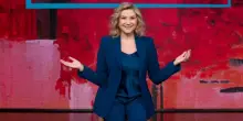 Serena Bortone compie 56 anni. Gli esordi in tv, la passione per la musica, il caso Scurati e la terapia: &laquo;La mia identit&agrave; non dipende dall?essere madre&raquo;