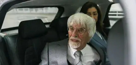 Bernie Ecclestone arrestato a 95 anni, l'ex patron della Formula 1 trovato con un fucile a bordo del suo jet privato