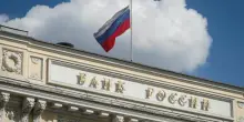 Economia russa, la Banca Centrale ammette: boom di deflusso di capitali non contabilizzati. Le paure dei miliardari