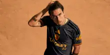 Roma, presentata la terza maglia: si ispira alla Fides. Dybala ed Edoardo Leo nel video promozionale