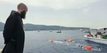 Stretto di Messina, monaco di Norcia nuota per 4 chilometri: record sfiorato