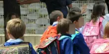 Scuole senza aria condizionata: il sindaco vieta il grembiule per proteggere i bambini dal caldo