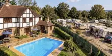 Coppia compra villa di lusso, poi vicino si insedia un campo nomadi: chiesti indietro 3,5 milioni