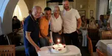 Una torta per il guardalinee di Napoli-Arsenal che compie 40 anni