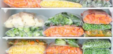 Freezer, quanto dura (davvero) il cibo congelato: dalla carne al pesce e verdura, i tempi da non superare per evitare rischi