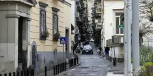 Uomo armato si barrica in casa a Napoli: paura ai Quartieri Spagnoli