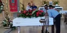 Lorena Isceri, la salma torna a Squinzano: il padre bacia la bara, la madre stringe l?orsacchiotto. Alle 17 i funerali