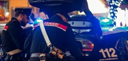 Aggredisce l'ex e il nuovo compagno, poi d&agrave; fuoco alla casa: entrambi gravemente ustionati. Arrestato 50enne