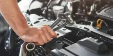 Meccanico abusivo scoperto: multe ai proprietari di undici auto lasciate in riparazione