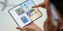 Apple presenta il nuovo iPhone Duo, la frecciata di Samsung: &laquo;Quando finirete di riscaldare i nostri avanzi?&raquo;
