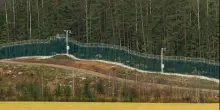 Finlandia in allarme, rafforzati i confini con la Russia: nuova recinzione di 200 km con filo spinato, sensori e telecamere