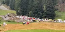 Grave incidente stradale in Svizzera, bus turistico con 48 persone a bordo si ribalta: diversi morti e feriti