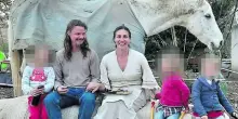 Famiglia del bosco, i bambini vedranno la casa nuova e torneranno al casolare (che &egrave; stato recintato)