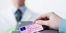 Patente, rinnovo dopo i 65 anni: cosa cambia per le A, B, C e D e quali regole bisogna conoscere