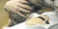 &laquo;Lo so che vai a letto con il fidanzato di nostra figlia&raquo;. Accusa di tradimento la moglie e la prende per il collo