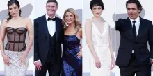 Venezia 83, pagelle look: Javier Zanetti e Paula de la Fuente in sintonia (8), Olivia Nuss dea greca (8,5), Veronica Gerez poco equilibrio (5)