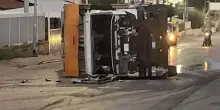 Marano, paura in via San Rocco: due incidenti. Camion dei rifiuti si scontra con un'auto e si ribalta
