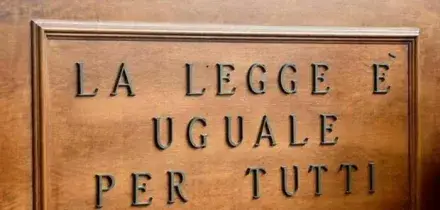 Militare dell'Esercito tenta di uccidere la ex in aula in Tribunale dopo la sentenza di condanna