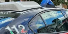 Investe due minori con un'auto a noleggio e scappa senza prestare soccorso: incastrata dalle telecamere