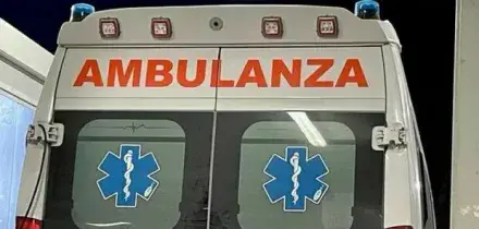 Cade dal terrazzo da 5 metri, la tettoia di un bar attutisce l?impatto: 52enne gravissimo. &laquo;Era ubriaco e in stato confusionale&raquo;