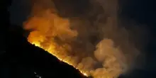 Incendi sulle due Costiere, Positano isolata per 12 ore: Amalfitana spaccata in due