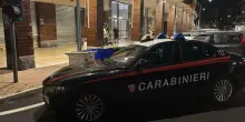 Lite (per la fidanzata) alla festa del paese a Mantova, 22enne preso a pugni finisce in rianimazione