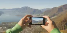 Esce dal rifugio per scattare una foto al panorama, ma si sporge troppo e precipita per 100 metri: morto un uomo di 43 anni