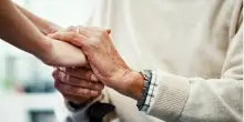 Lascia l'eredit&agrave; da 800.000 euro a un solo nipote: &laquo;Il mio preferito&raquo;. Gli altri impugnano il testamento: l'ipotesi della "mano guidata"