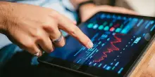 Giovani ed investimenti: Generazione Z e Millennials, si fidano pi&ugrave; di chatbot e AI che dei mezzi di informazione