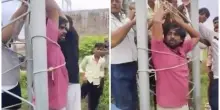 Problemi alla linea da anni, i residenti legano il tecnico al palo: &laquo;Risolvi o non te ne vai&raquo;