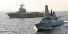Gran Bretagna, la Royal Navy cambia tutto: addio alle grandi navi da guerra, arriva la flotta ibrida