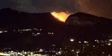 Incendio tra la penisola sorrentina e Positano: visibile da chilometri di distanza