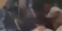 Il momento dell'aggressione al titolare del locale di Posillipo: picchiato con calci, pugni e una sedia