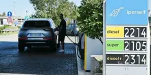 Benzina, nuovo rialzo dei prezzi: 2,120 euro al litro. Il gasolio sfonda quota 2,3 euro (in autostrada)