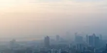 Smog, sonno disturbato per colpa dell'aria respirata di giorno: lo studio su 32 citt&agrave;, tra cui 5 italiane. &laquo;Valutare l'uso di mascherine&raquo;