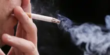 Fumo passivo e danni sulla salute, le donne fumano meno degli uomini ma si ammalano di pi&ugrave;